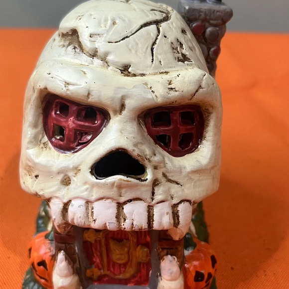 White and Red Skull Decor - Picture 12 of 14